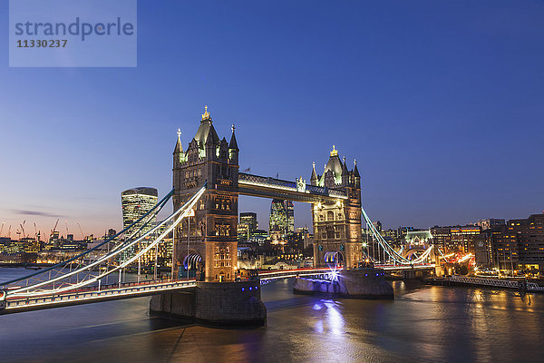 England,  London,  Tower Bridge und Stadt,  Skyline
