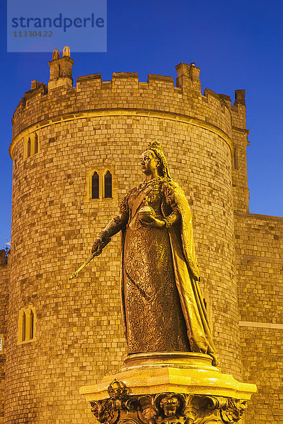 England,  Berkshire,  Windsor,  Schloss Windsor,  Statue von Königin Victoria