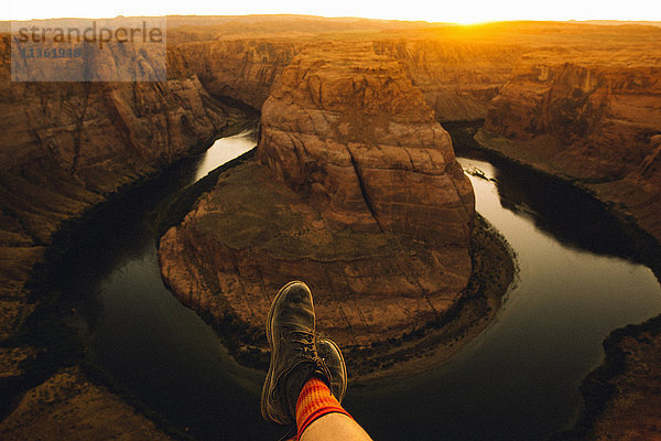 Person entspannt sich und genießt die Aussicht,  Horseshoe Bend,  Page,  Arizona,  USA