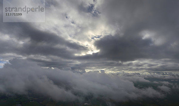 Frankreich,  fliegt zwischen zwei Wolkenschichten über dem Vendee Land