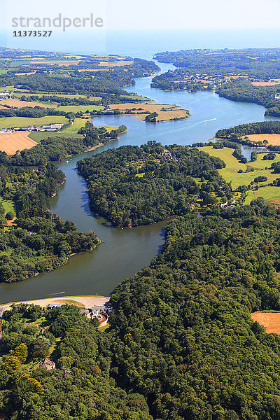 Frankreich,  Bretagne,  Morbihan. Luftaufnahme. Der Aven-Fluss.