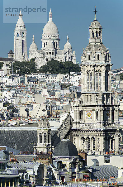 Frankreich. Paris,  9. Bezirk. Glockenturm der Kirche Sainte Trinité und der Basilika Sacre-Cœur