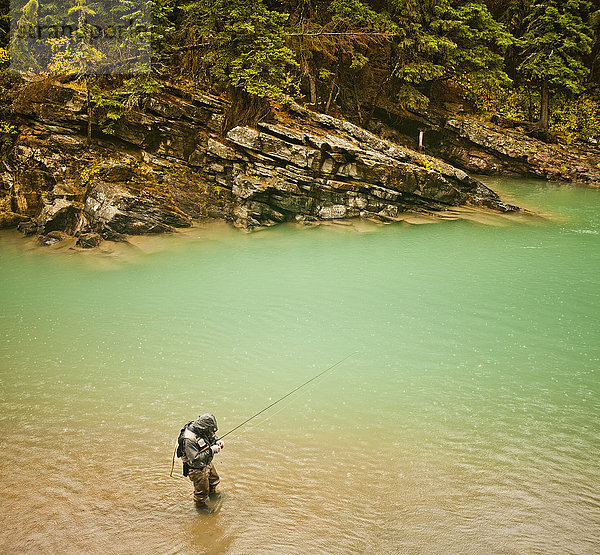 Kaukasischer Mann beim Fischen im Fluss