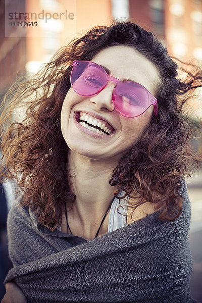 Frau mit rosa Sonnenbrille,  lachend,  Portrait