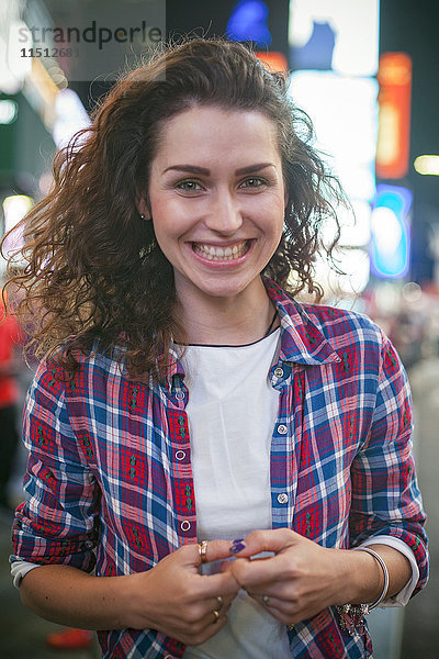 Junge Frau am Times Square,  New York City,  New York,  USA