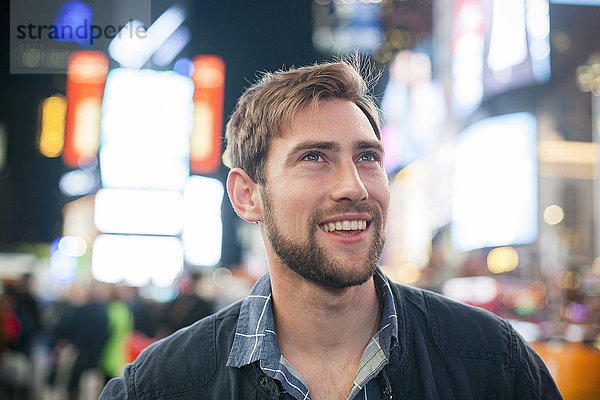 Junger Mann überrascht von seiner Umgebung,  Times Square,  New York City,  New York,  USA