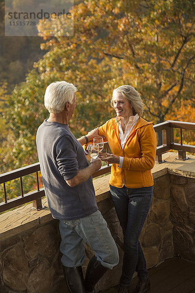 Älteres kaukasisches Paar genießt Wein und Aussicht