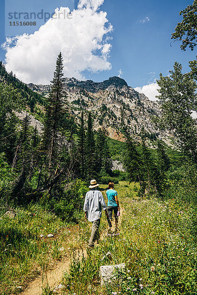 Kaukasisches Paar beim Wandern auf einem Pfad in den Bergen