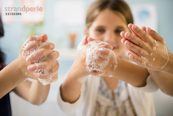 Mädchen waschen sich die Hände mit Seife