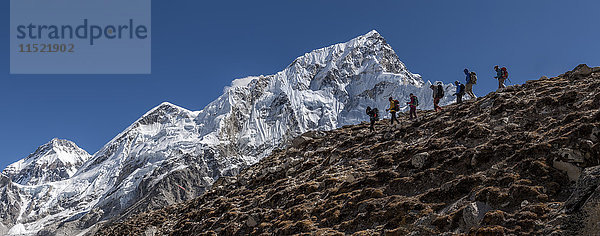 Nepal,  Himalaya,  Khumbu,  Everest-Region,  Trekker und Nuptse