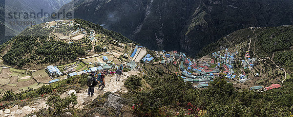 Nepal,  Himalaya,  Khumbu,  Everest-Region,  Trekker und Namche Bazar
