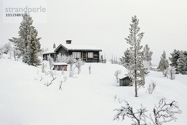 Norwegen,  Oppland,  Blockhaus in Winterlandschaft