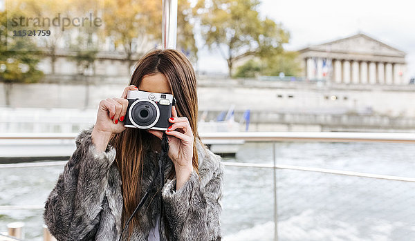 Paris,  Frankreich,  Touristenaufnahme mit Kamera an der Seine