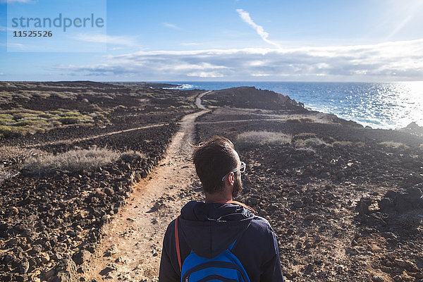 Spanien,  Teneriffa,  Wanderer mit Blick aufs Meer