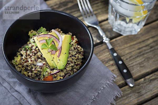 Schale Quinoa tricolore mit Avocado,  roten Zwiebeln,  Tomaten und glatter Petersilie