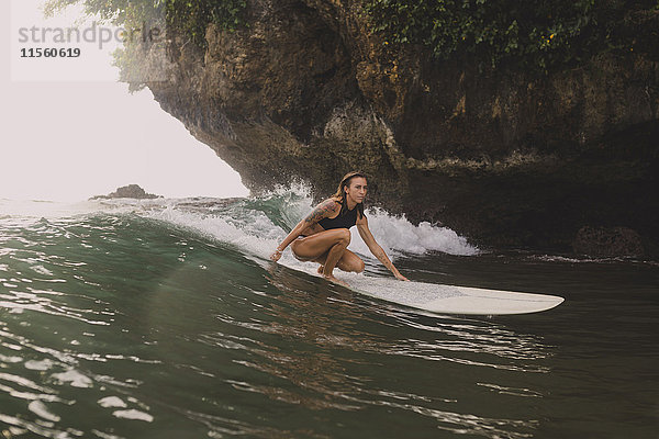 Indonesien,  Java,  Frau beim Surfen