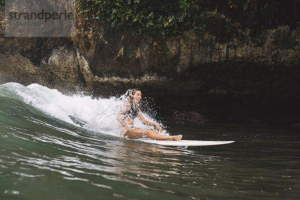Indonesien,  Java,  glückliche Frau beim Surfen