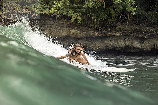 Indonesien,  Java,  Frau beim Surfen