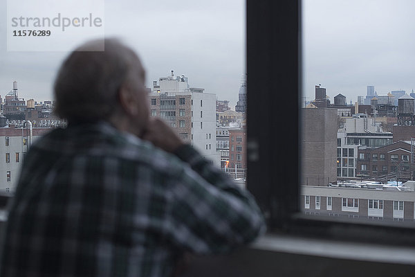 Mann schaut aus dem Fenster,  Manhattan,  New York,  USA