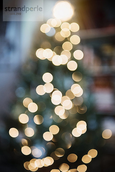 Unscharfe Lichter am Weihnachtsbaum
