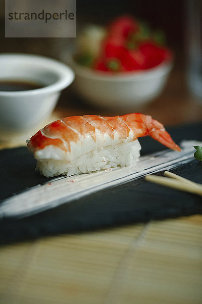 Shrimps auf Reis mit Stäbchen