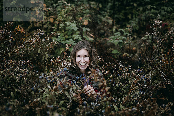 Kaukasische Frau lächelnd im Busch