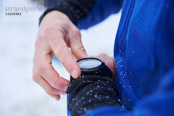 Nahaufnahme der Handkontrolle der Smartwatch eines männlichen Skifahrers,  Gstaad,  Schweiz