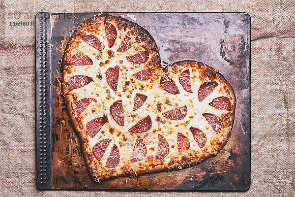 Herzförmige Pizza in der Pfanne