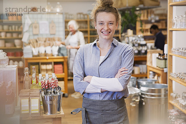 Porträt einer lächelnden Geschäftsinhaberin bei der Arbeit im Laden