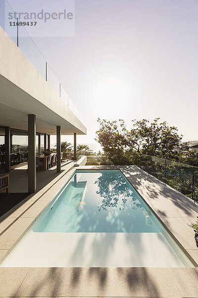 Ruhiger Swimmingpool im Außenbereich eines modernen,  luxuriösen Hauses.