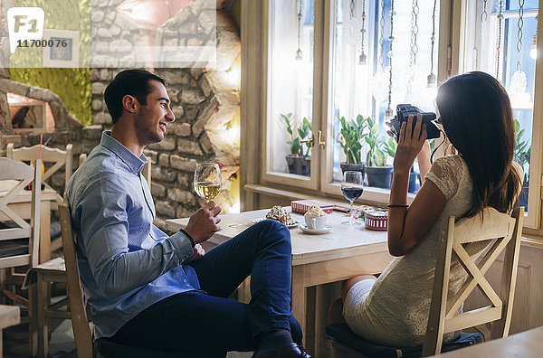 Junges Paar beim Fotografieren in einem Restaurant