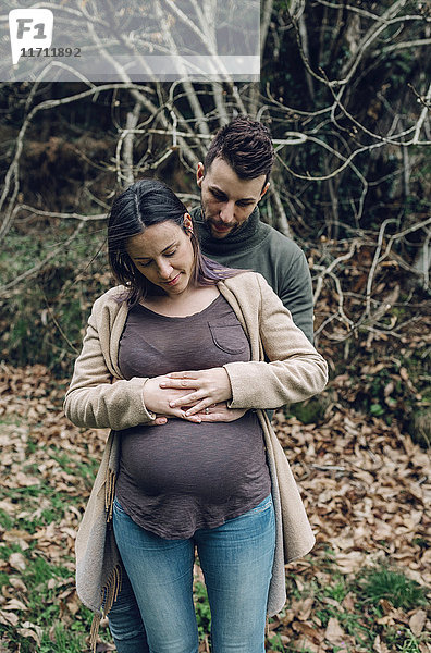 Mann mit schwangerer Frau in der Natur