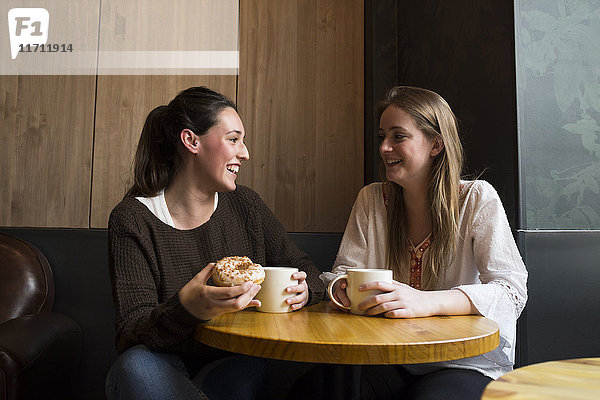 Zwei glückliche Freunde in einem Coffee-Shop