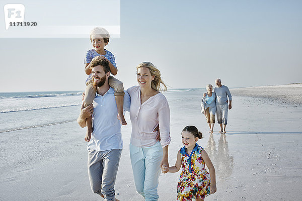 Glückliche Großfamilie beim Strandspaziergang