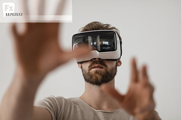 Mensch mit Virtual Reality Brille