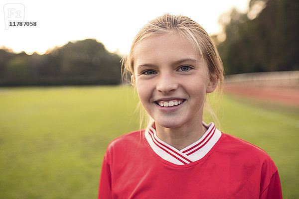 Porträt einer glücklichen Sportlerin auf dem Fußballfeld