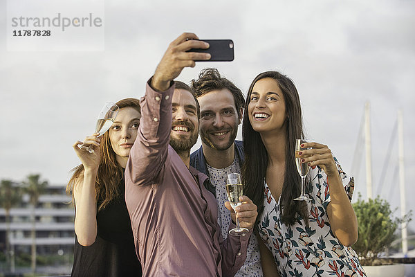 Freunde,  die zusammen für Selfie posieren.