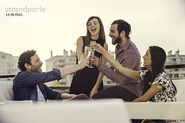 Freunde trinken gemeinsam Champagner im Freien.