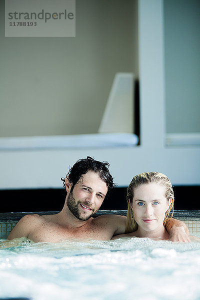 Paar entspannt zusammen im Whirlpool,  Portrait