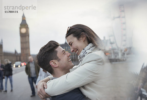 Romantische,  liebevolle Paartouristen in der Nähe von Big Ben,  London,  UK