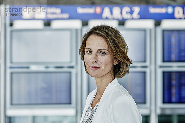 Porträt einer selbstbewussten Geschäftsfrau am Flughafen