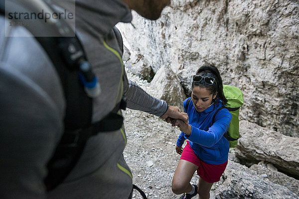 Italien,  Freunde klettern in den Dolomiten