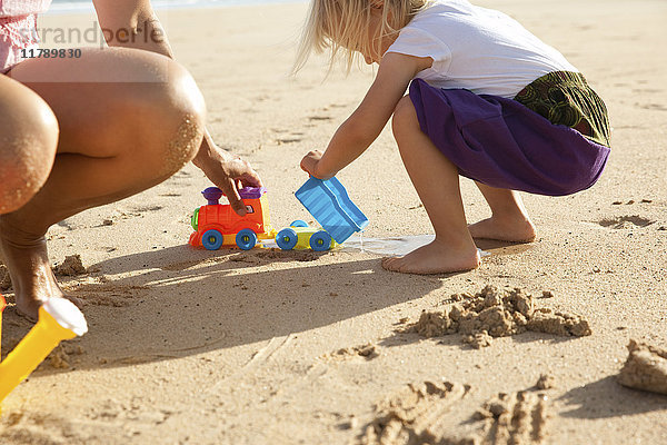 Spanien,  Fuerteventura,  Mutter und Tochter spielen am Strand