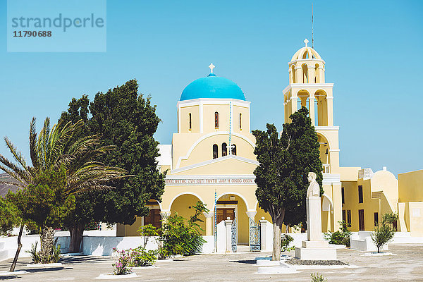 Griechenland,  Santorini,  Oia,  Saint George Orthodoxe Kirche an einem sonnigen Tag