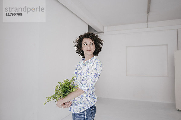 Geschäftsfrau mit Topfpflanze