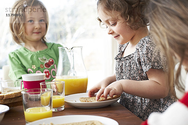 Kleine Kinder am Frühstückstisch