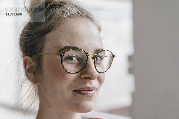 Portrait einer jungen Frau mit Brille