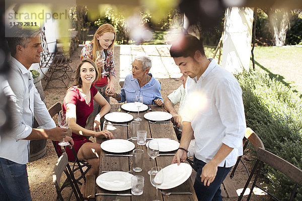 Familientisch im Freien zum Mittagessen