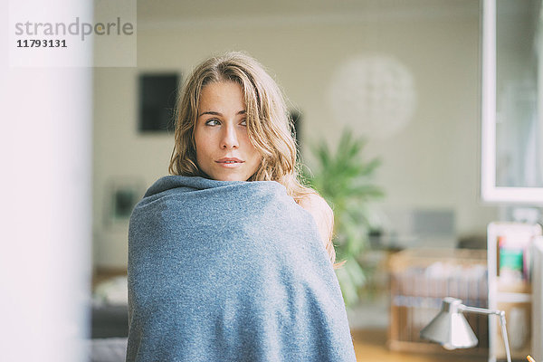 Porträt einer jungen Frau in eine Decke gehüllt