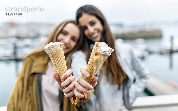 Zwei junge Frauen,  die sich mit Eis amüsieren